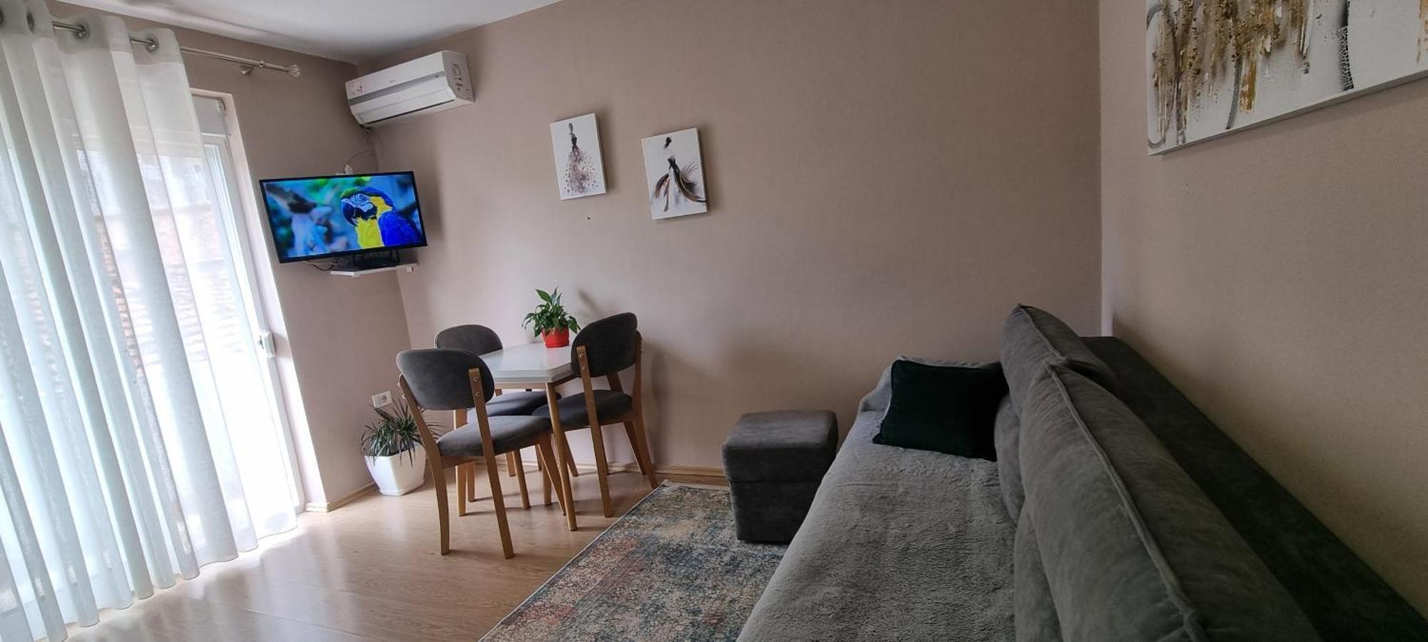 Comfy Apartment- Sunny Balcony *